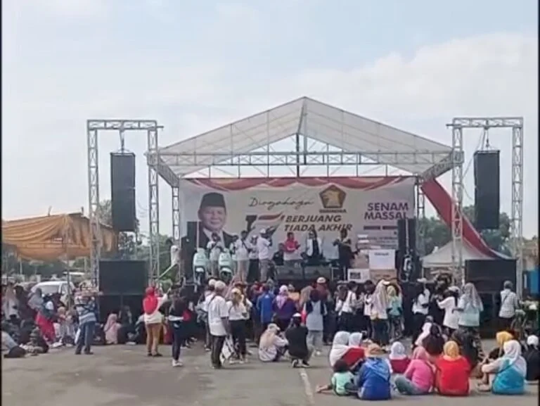 Prosesi acara penggunaan panggung rigging jogja db event equipment untuk acara senam masal yang di adakan partai gerindra di stadion mandala krida yogyakarta
