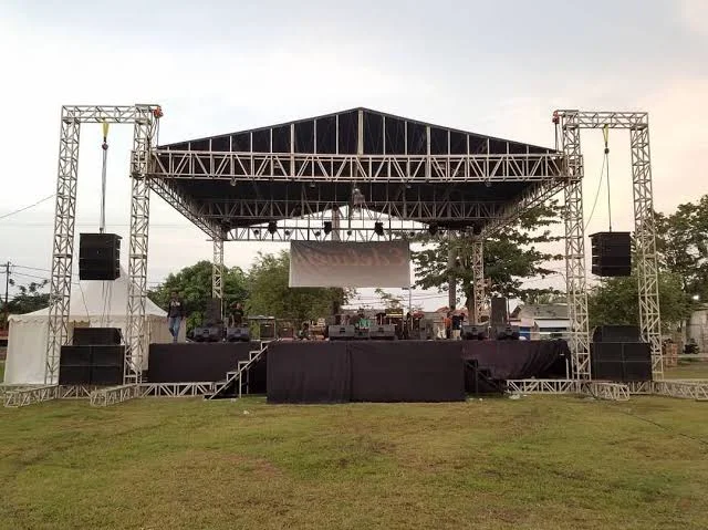 setting panggung rigging untuk acara konser musik di lapangan bantul
